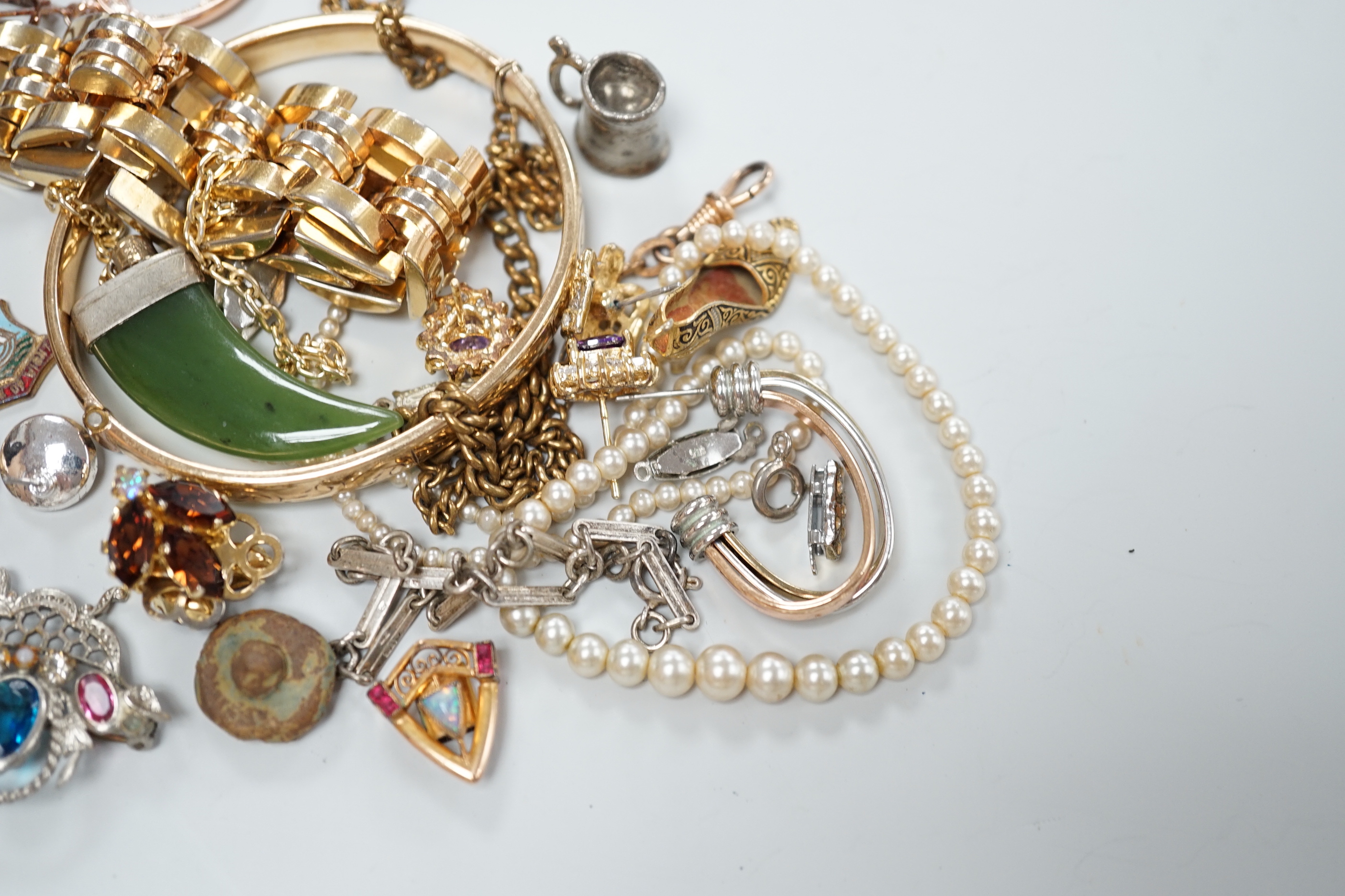 Mixed costume jewellery, including bracelet, earrings, etc.